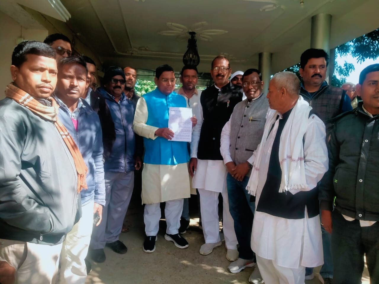 डीलर्स एसोसिएशन ने विधायक को सौंपा ज्ञापन