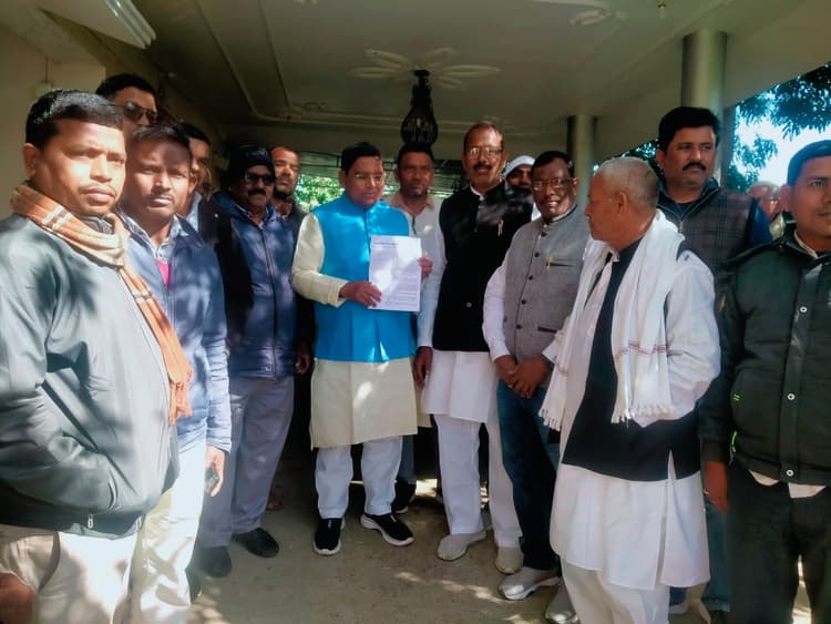 डीलर्स एसोसिएशन ने विधायक को सौंपा ज्ञापन