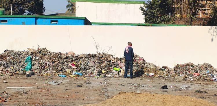 दुर्गा मंदिर के समीप कचरे के ढेर से उठ रहा दुर्गंध, लोग परेशान