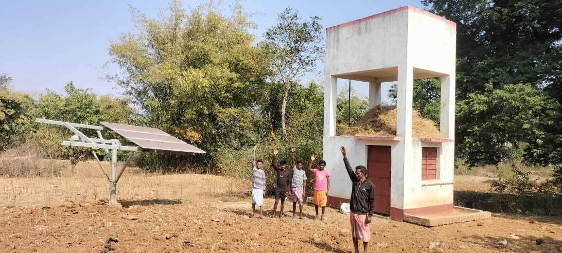 सोलर युक्त पानी टंकी रहने के बाद भी ग्रामीण पी रहे गंदा पानी