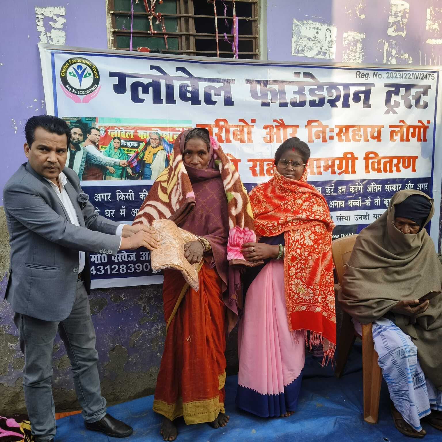 जरूरतमंदों के बीच कंबल व स्वेटर का किया वितरण