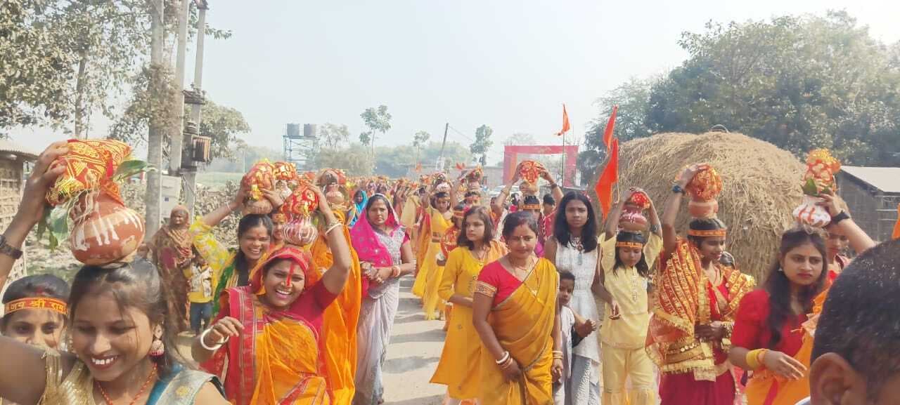 प्रतिमा स्थापना को लेकर निकाली भव्य कलश शोभायात्रा