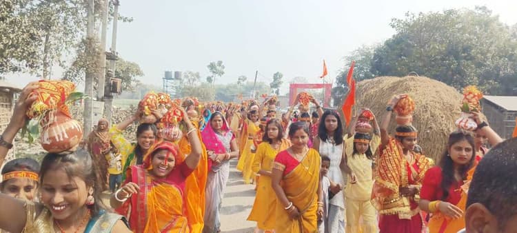 प्रतिमा स्थापना को लेकर निकाली भव्य कलश शोभायात्रा