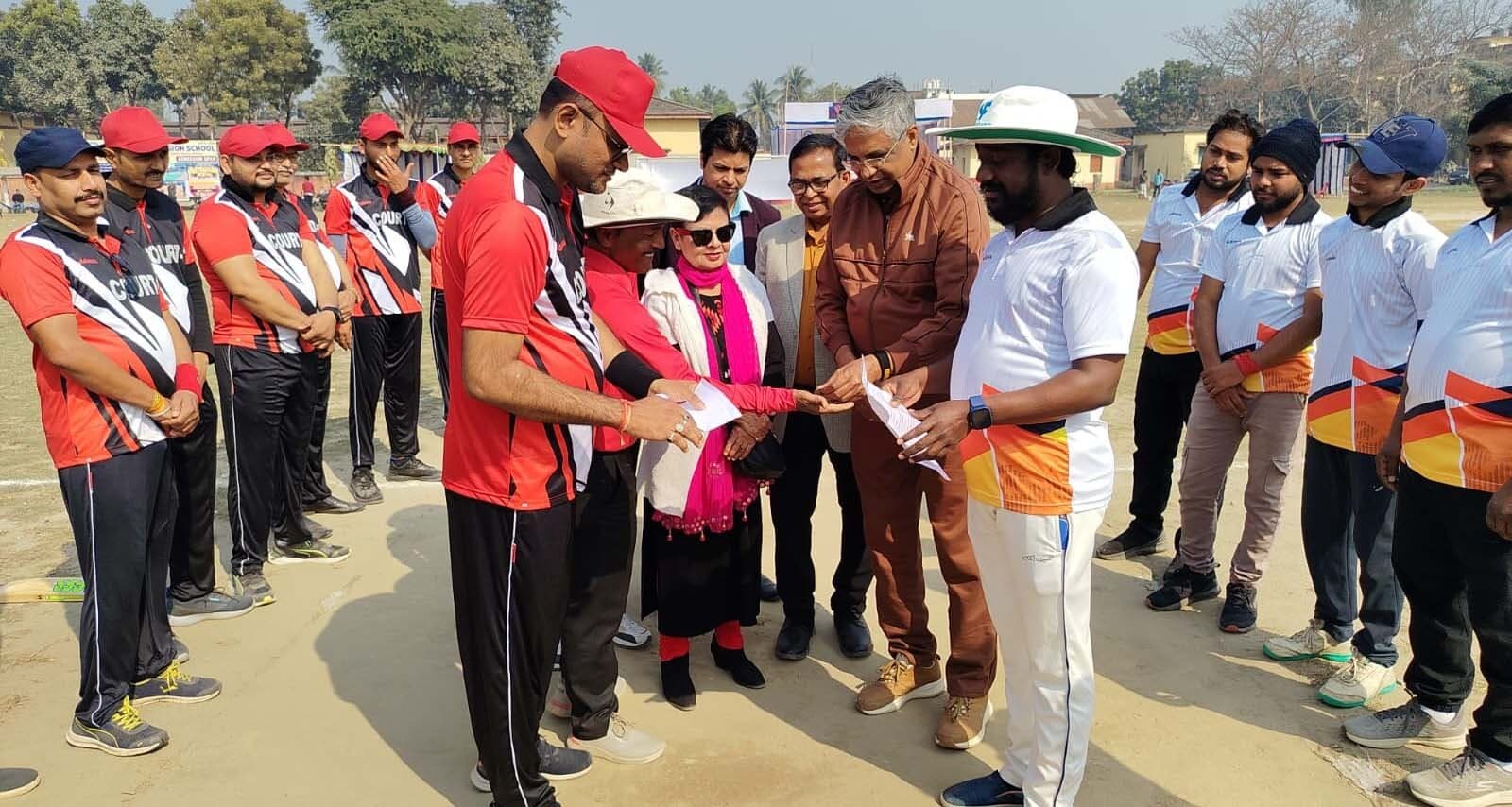 स्कूल निदेशक इलेवन दो रन से जीता