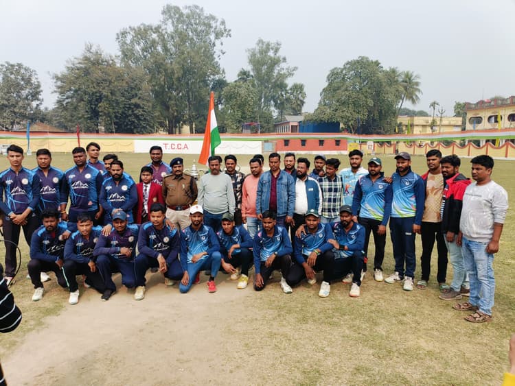 रानी ड्रेसेस ठाकुरगंज की टीम ने नेपाल बुल ब्लास्टर क़ो हराकर सेमीफाइनल में बनायी जगह