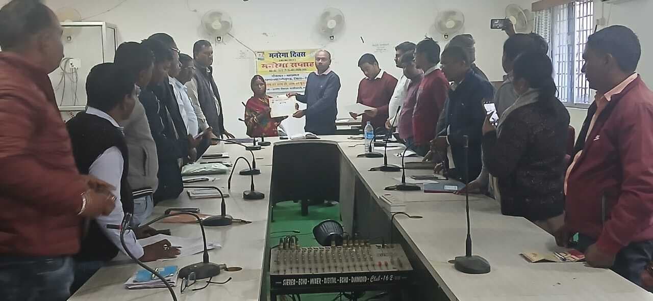 मनरेगा मजदूरों को प्रशस्ति पत्र देकर किया सम्मानित