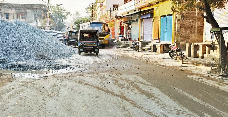 Gaya News : शहर में सड़क पर ही बालू-गिट्टी रख बनायी जा रहीं बिल्डिंगें