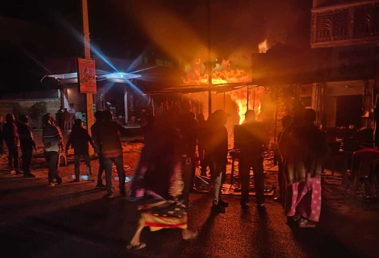 कटोरिया में साइकिल दुकान में लगी भीषण आग, लाखों का नुकसान