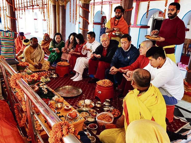 Gaya News : हांगकांग के स्टार सिंगर डॉनी ने सनातन परंपरा से किया कर्मकांड