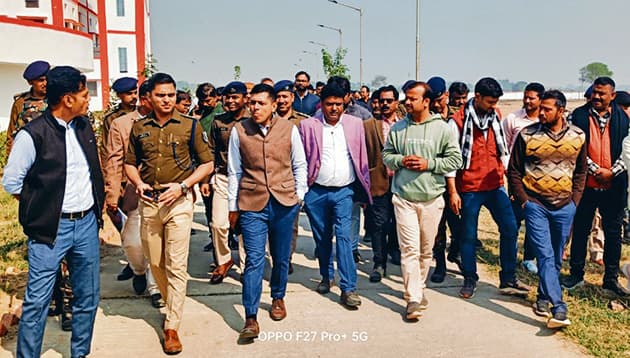 Buxar News: हैलिपैड निर्माण के साथ कार्यक्रम स्थल की साफ-सफाई को लेकर डीएम ने की जांच