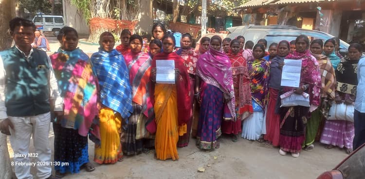 आदिवासी परिवार ने दबंगों पर लगाया तीन दर्जन झोपड़ी उजाड़ कर लूटपाट करने का आरोप