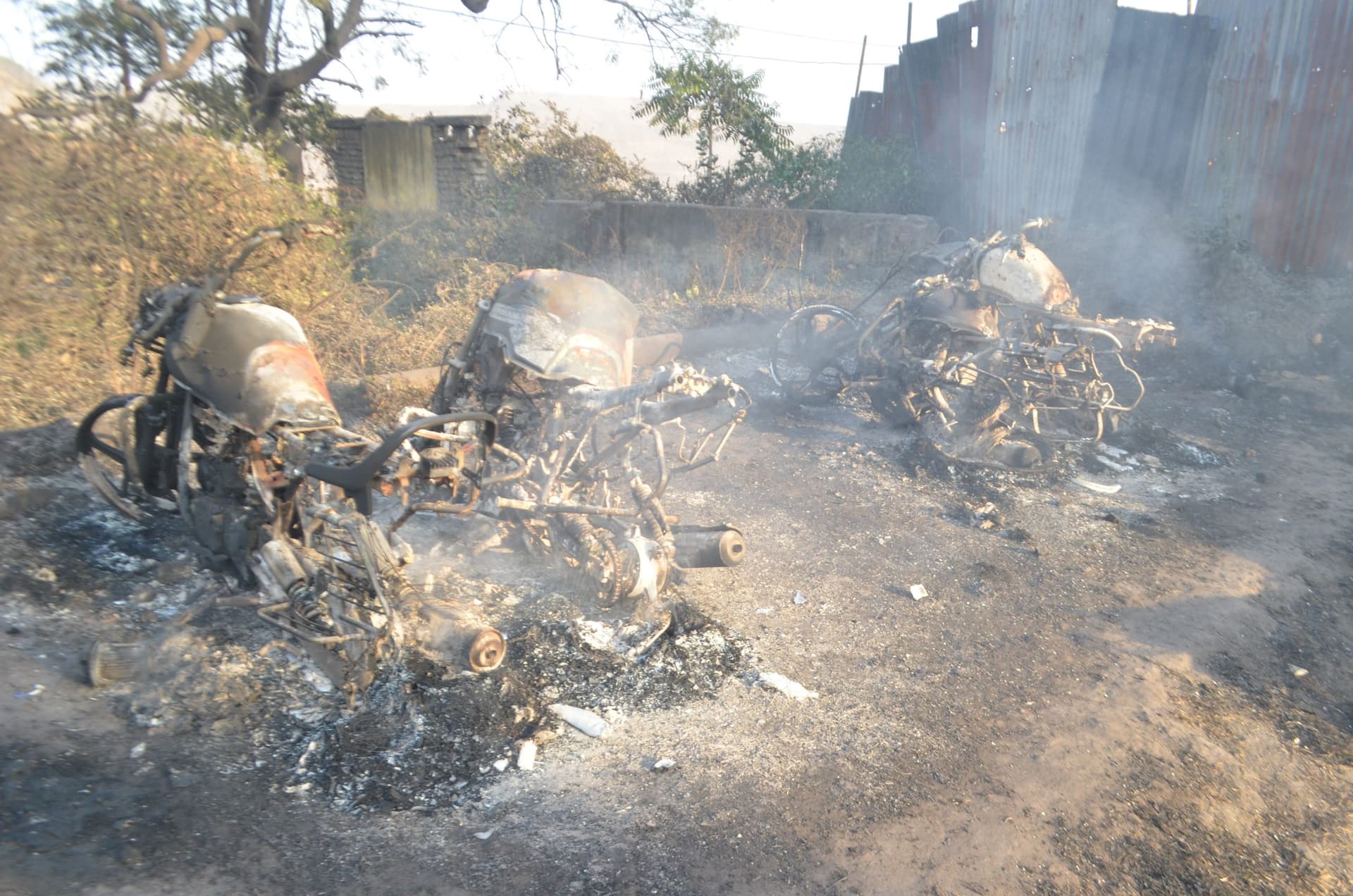 Dhanbad News : देवप्रभा आउटसोर्सिंग कंपनी के समर्थकों और ग्रामीणों में हिंसक झड़प, तिसरा थानेदार का हाथ टूटा, पत्थरबाजी व फायरिंग Dhanbad News : देवप्रभा आउटसोर्सिंग कंपनी के समर्थकों और ग्रामीणों में हिंसक झड़प, तिसरा थानेदार का हाथ टूटा, पत्थरबाजी व फायरिंग