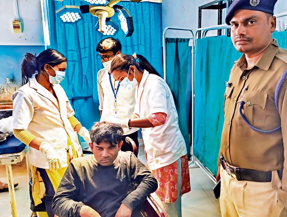 Gaya News : वाराणसी-आसनसोल पैसेंजर ट्रेन से गिरकर युवक घायल