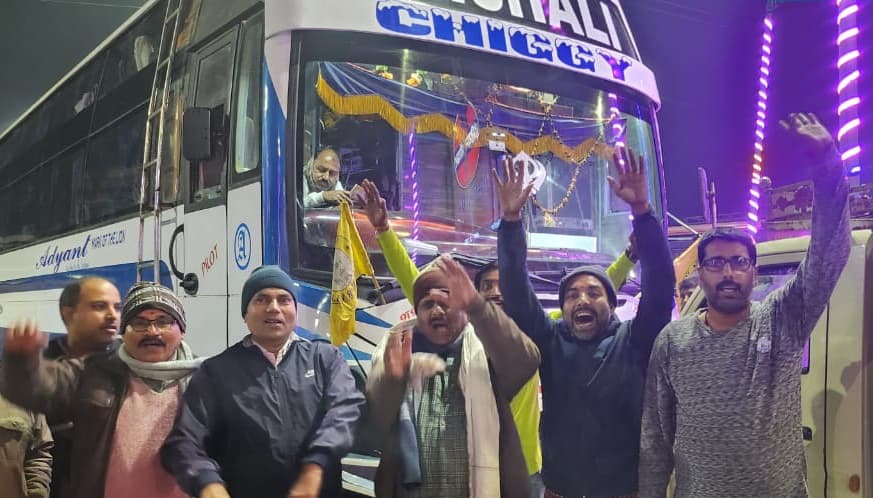 महाकुंभ में स्नान के लिए श्रद्धालुओं को निःशुल्क भेजा प्रयागराज