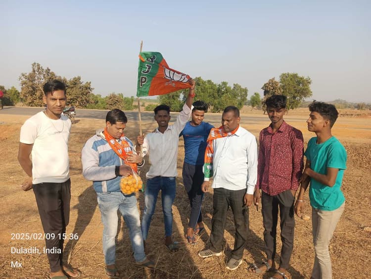 भाजपा की दिल्ली में जीत पर मनाया जश्न