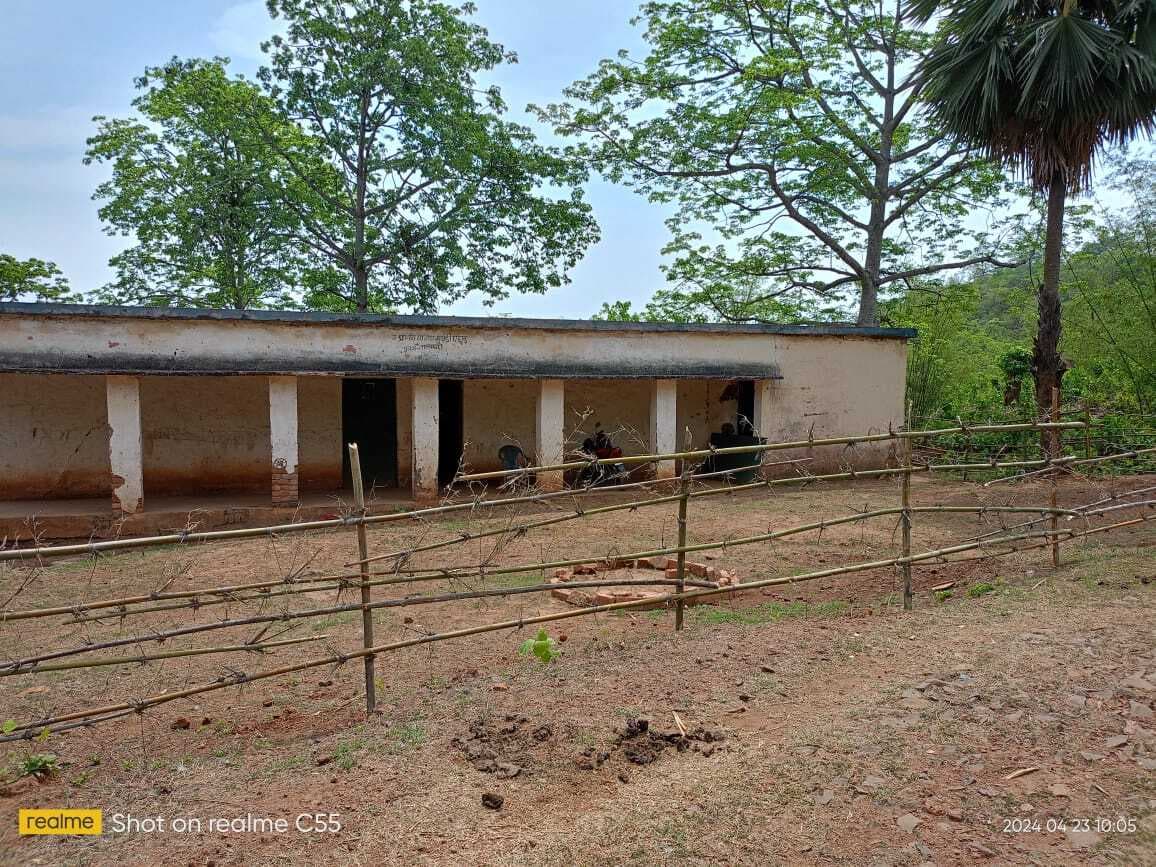 मध्याह्न भोजन बंद, कक्षा में ना दरी है और ना बेंच-डेस्क