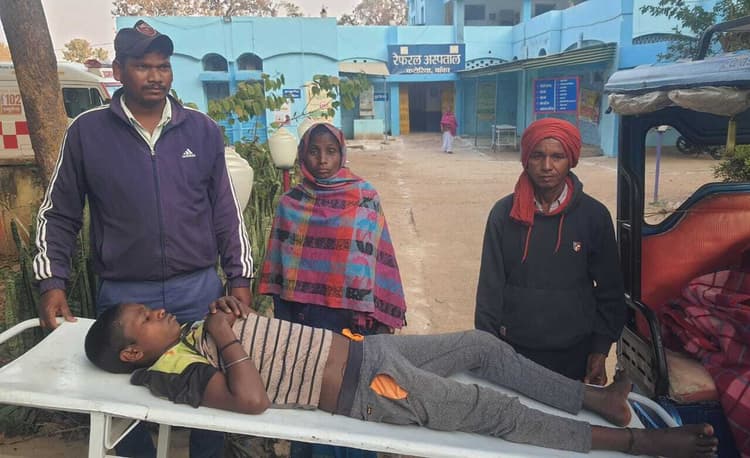 मिट्टी की दीवार ढहने से दबे किशोर की टूटी कमर की हड्डी