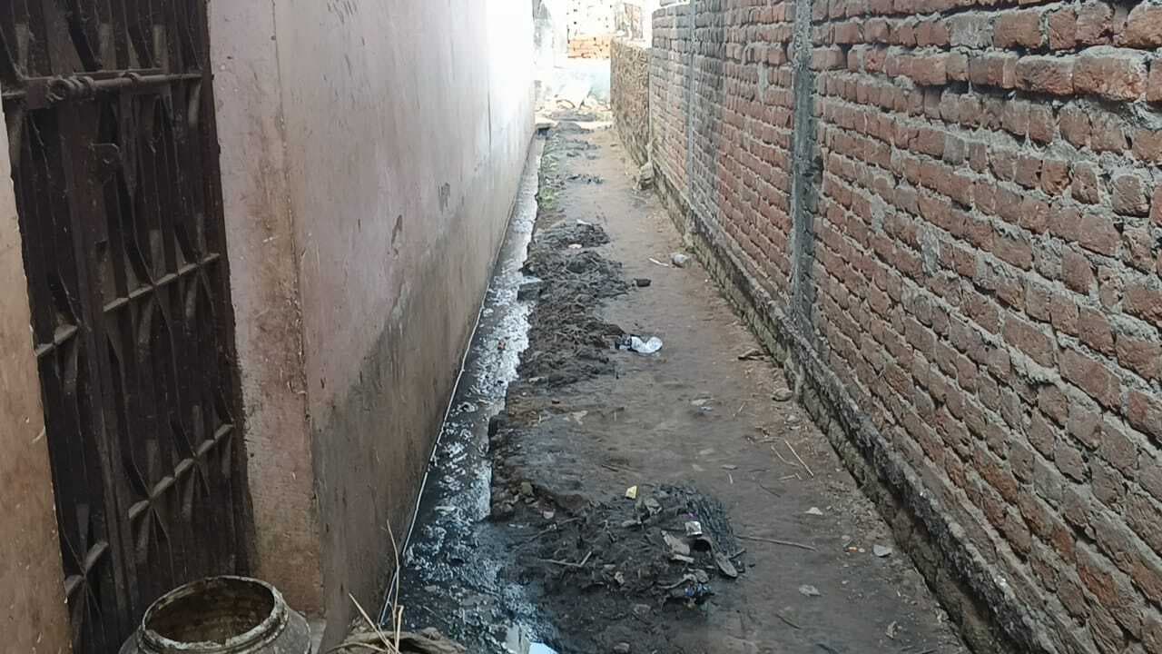 पीसीसी सड़क व पक्की नाला निर्माण नहीं होने से वार्डवासियों में रोष