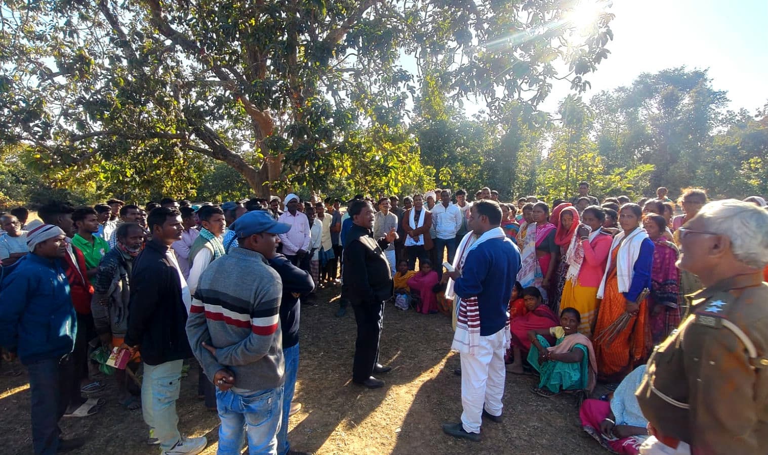 आदिवासी समुदाय के लोग गोलबंद
