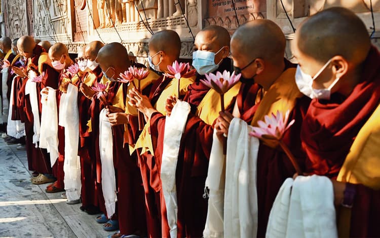 Gaya News : बौद्ध ग्रंथ कूंजूर के साथ महाबोधि मंदिर की परिक्रमा की