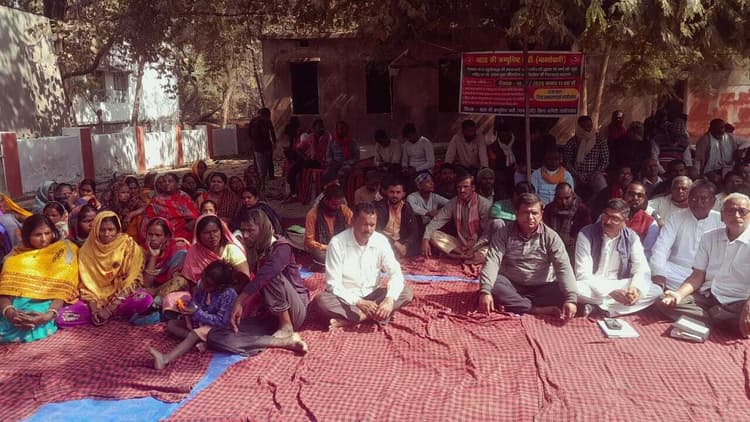 सीपीआइएम ने बढ़ते अपराध को लेकर समाहरणालय परिसर में दिया धरना