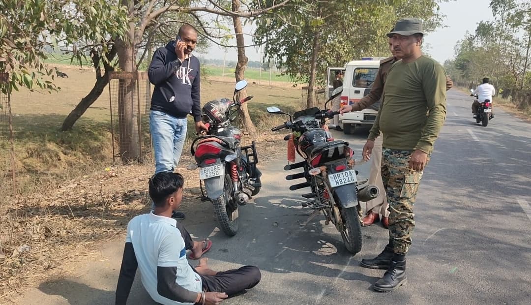 दो अलग-अलग जगहों पर सड़क दुर्घटना में तीन जख्मी