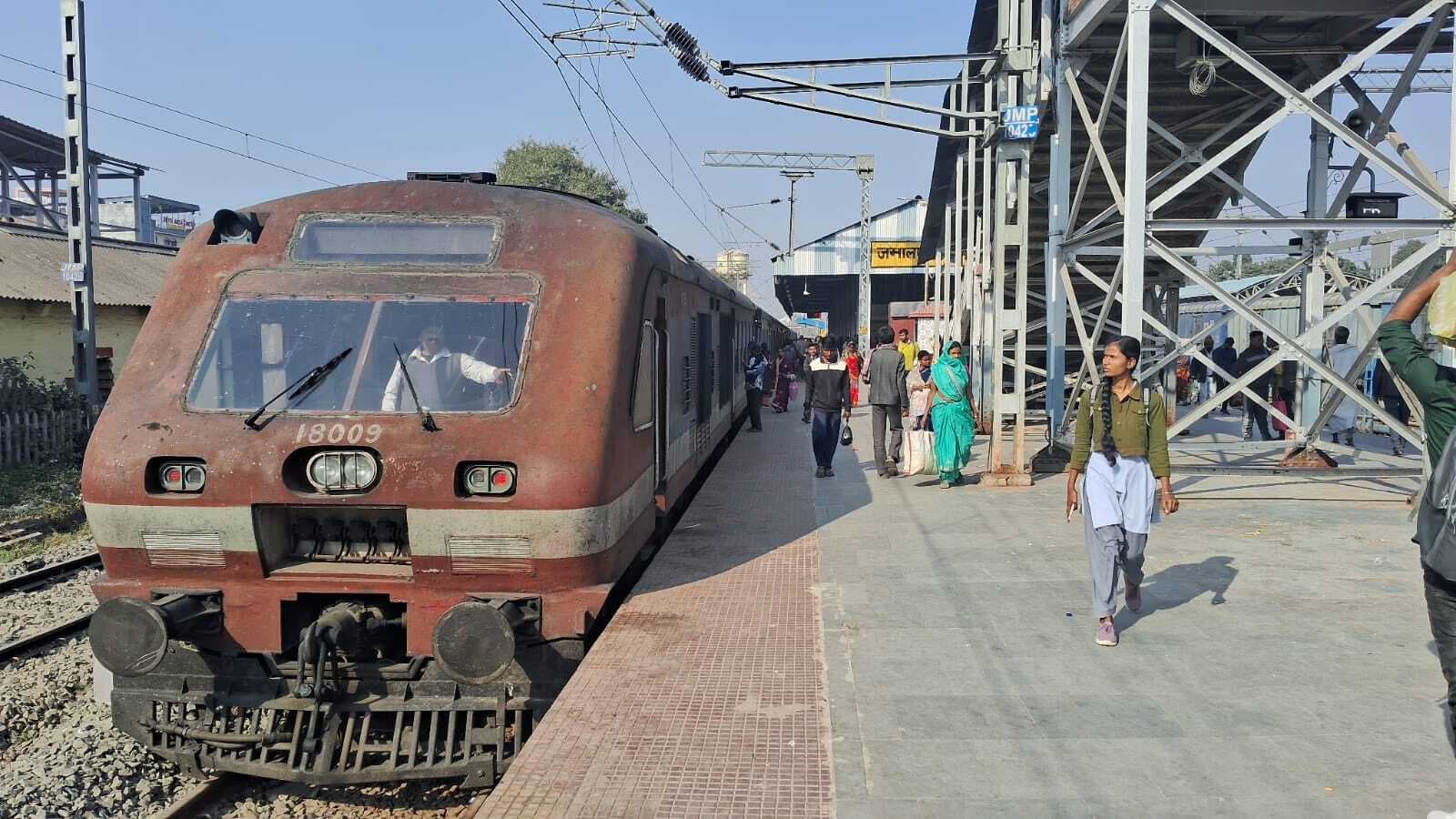 जमालपुर से 35 किलोमीटर की दूरी तय कर मानसी पहुंचने में डेमू ट्रेन को लगे 3 घंटे