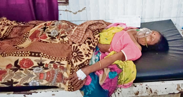 gopalganj news. महाकुंभ से लौटने के दौरान पिकअप व ट्रक की टक्कर में घायल महिला की मौत