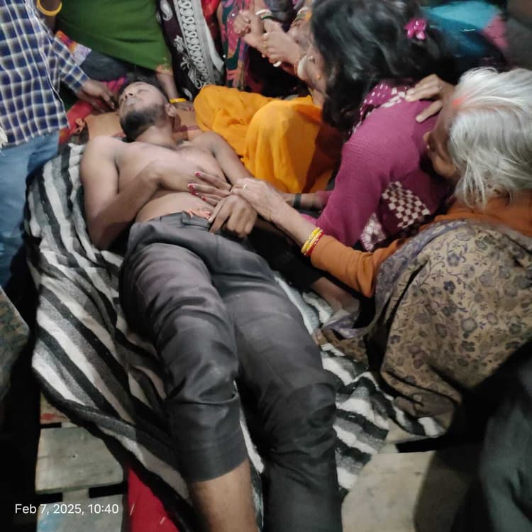 घर में ही मिला फंदे से लटका हुआ युवक का शव, हत्या की जतायी जा रही आशंका