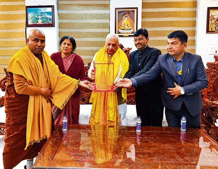 Gaya News : राज्यपाल पहुंचे गया, महाबोधि मंदिर में की पूजा-अर्चना