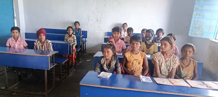 उत्क्रमित प्राथमिक विद्यालय बसखोरिया में मध्याह्न भोजन में भारी अनियमितता, मेन्यू के हिसाब से नहीं मिल रहा खाना