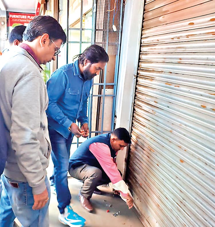 Ranchi News : दो प्रतिष्ठानों को निगम ने किया सील