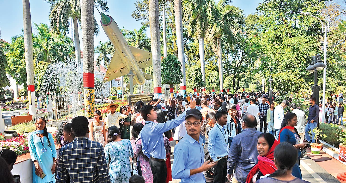 ranchi news : झारखंड राजभवन का म्यूजिकल फाउंटेन आकर्षण का केंद्र, पांचवें दिन 43 हजार लोग पहुंचे