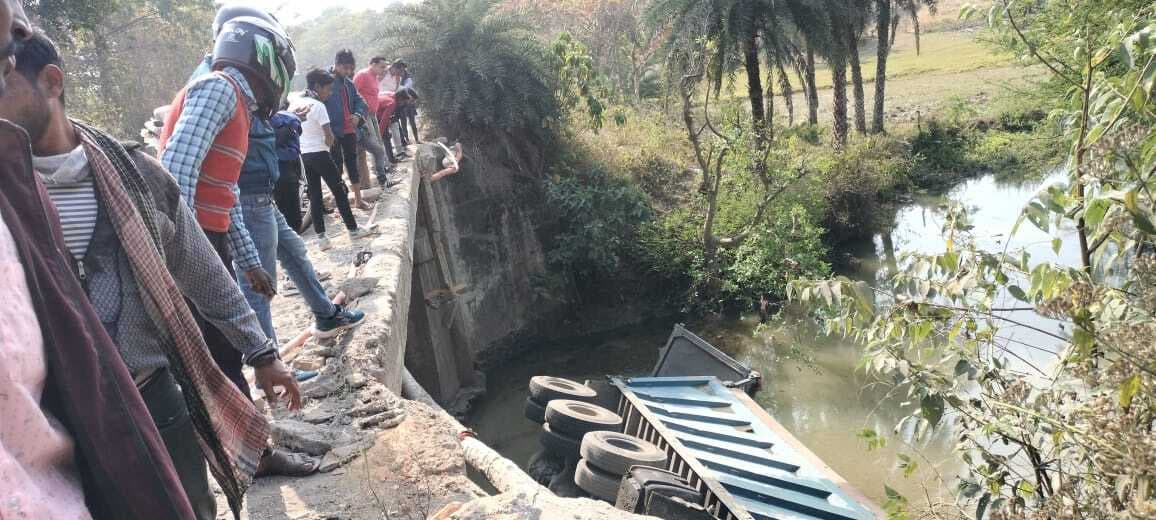 हाइवा पुल से नीचे गिरकर दुर्घटनाग्रस्त