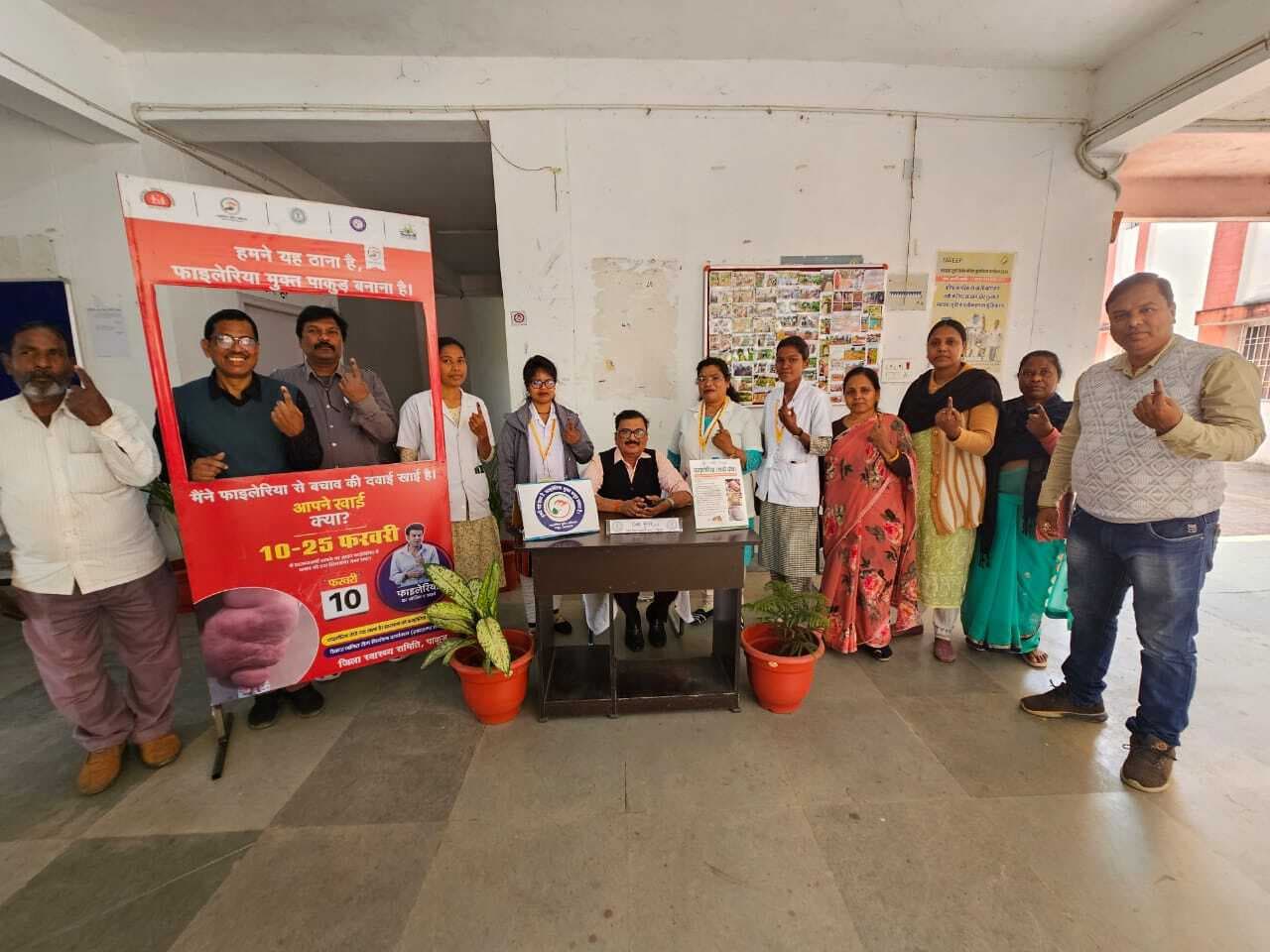 प्रखंडकर्मियों को खिलाई गयी फाइलेरिया की दवा