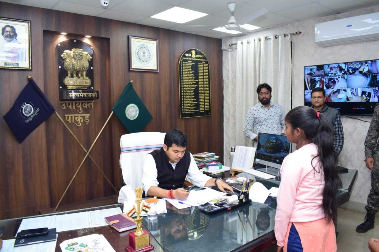 जनता दरबार में लोगों की समस्याओं से रूबरू हुए डीसी