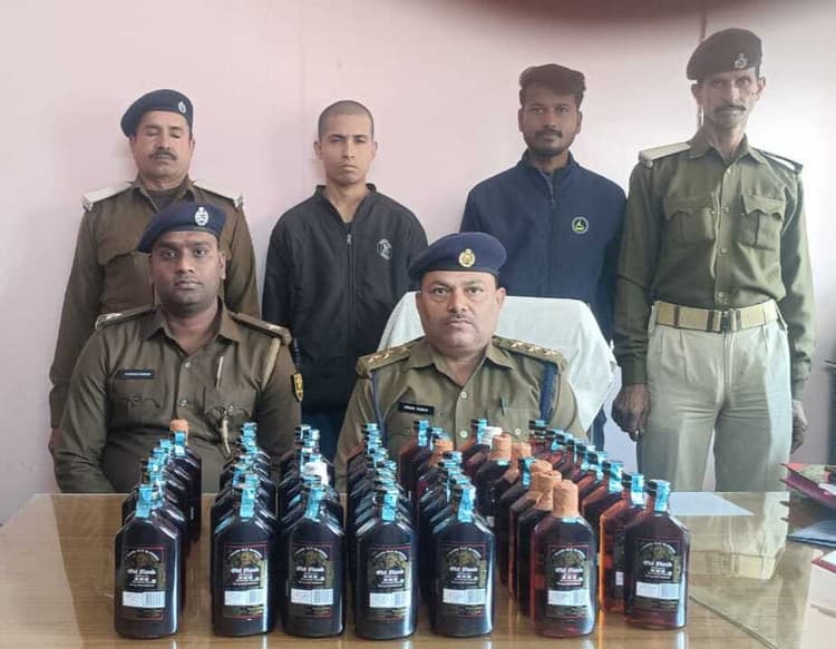 शराब के साथ चार तस्कों को पुलिस ने किया गिरफ्तार