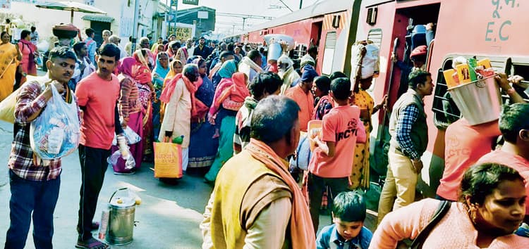 Chapra News : माघी पूर्णिमा में महाकुंभ जाने के लिए ट्रेनों में ठसाठस भरे यात्री, गेट से सीट तक मारामारी