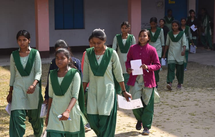 Bokaro News: कड़ी सुरक्षा व्यवस्था के बीच मैट्रिक व इंटर की परीक्षाएं शुरू