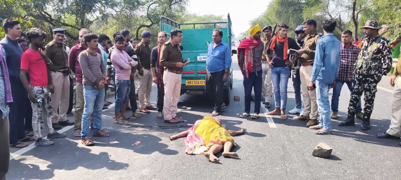 Bhagalpur News: गंगा स्नान कर दंड दे रहे बेटे के सामने ही वाहन ने मां को कुचला, मौत