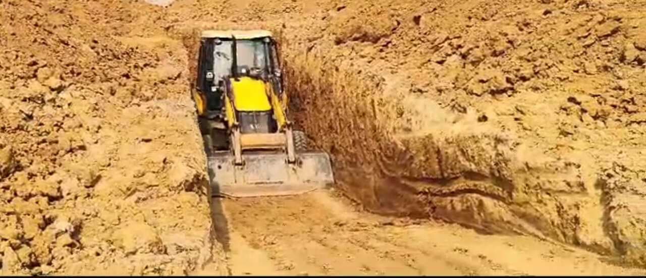मनरेगा योजनाओं में जेसीबी से खोद रहे कुआं और डोभा