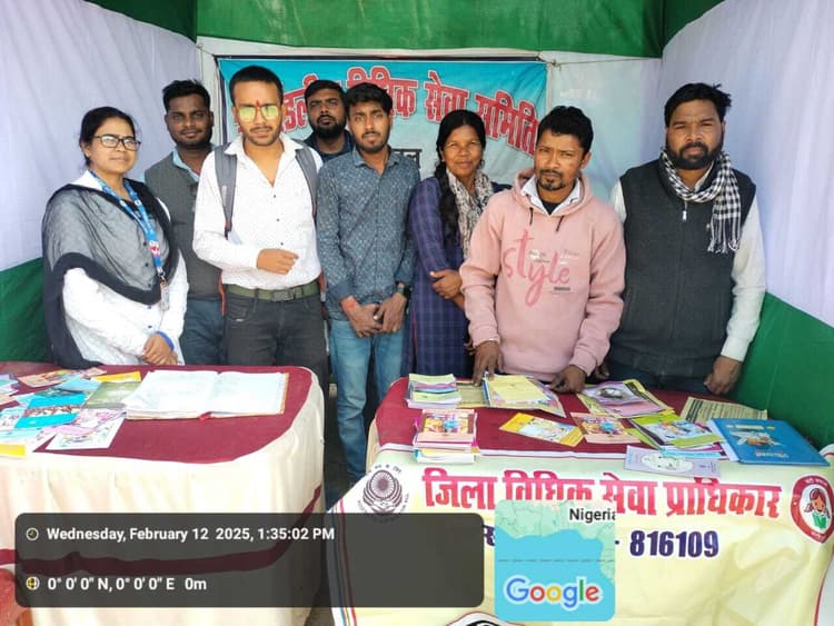 गंगा तट पर विधिक जागरुकता पैम्फलेट का वितरण