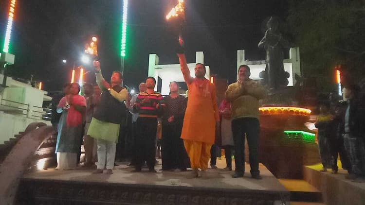 माघी पूर्णिमा : संत रविदास जयंती पर गंगा घाट पर गूंजा "मन चंगा तो कठौती में गंगा