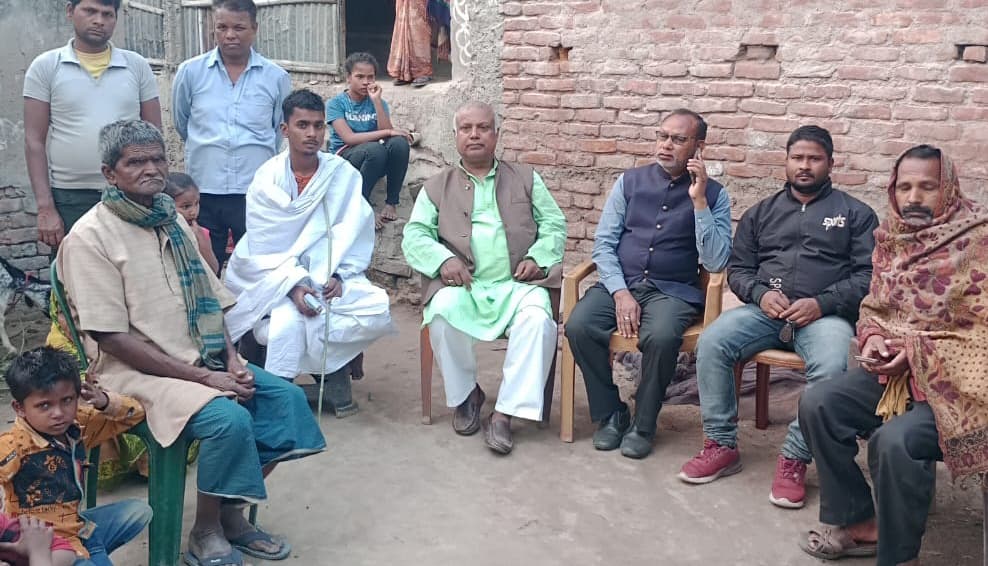 मृतक के परिजनों से मिले सांसद समर्थक