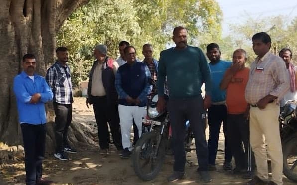 सांसद ने की सड़क व पुल की अनुशंसा, कनीय अभियंता ने किया निरीक्षण