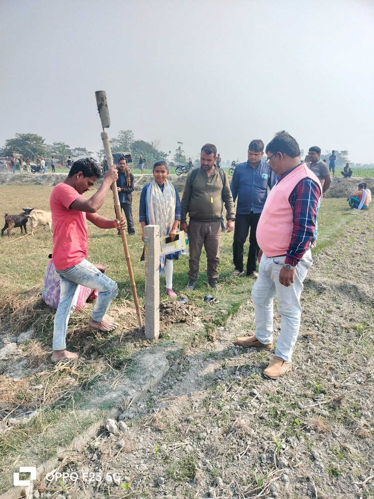 प्रशासन ने मेडिकल कॉलेज की जमीन पर गाड़ा पिलर