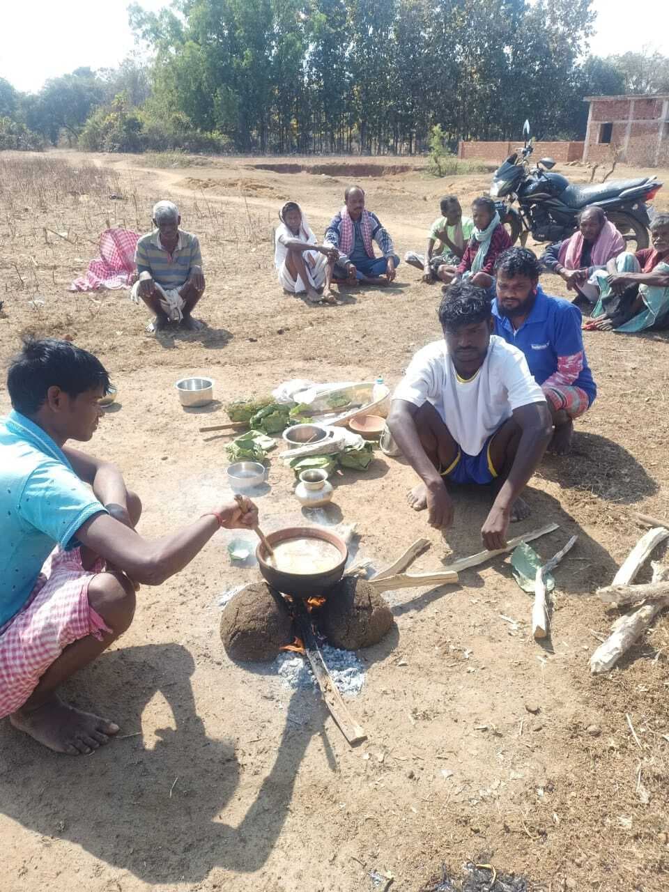 आदिवासी समाज के लोगों ने जतरा बोंगा देवता की पूजा