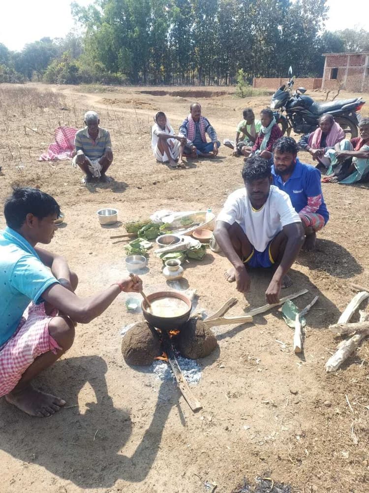 आदिवासी समाज के लोगों ने जतरा बोंगा देवता की पूजा
