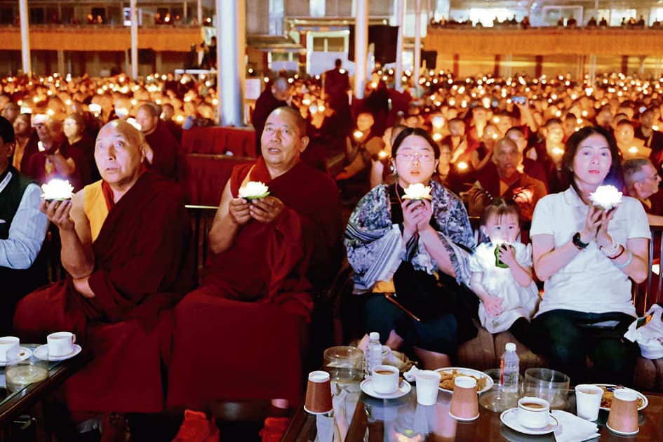 Gaya News : कैंडल जलाकर मनाया मारले मोनलम, काग्यू मोनलम चेन्मो का हुआ समापन