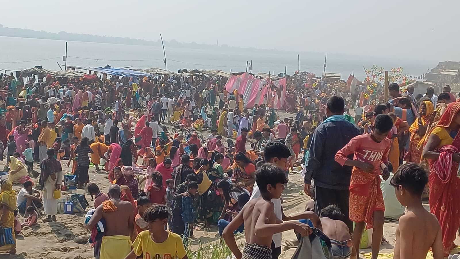 गंगा घाट पर लाखों श्रद्धालुओं ने लगायी आस्था की डूबकी